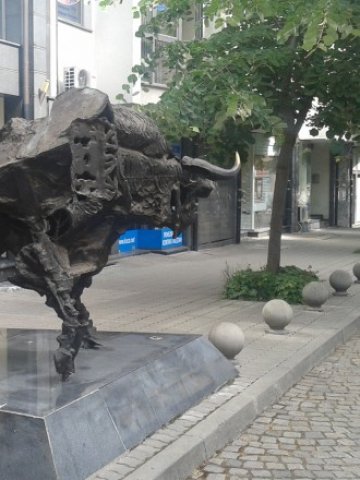 <p>
	Бикът пред БФБ-София загледан към светлото бъдеще <em>Снимка: Investor.bg</em></p>
