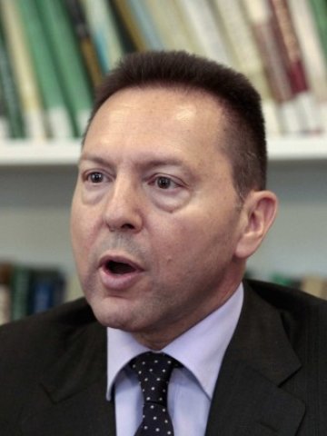 <p>
	Янис Стурнарас. <em>Снимка: Ройтерс</em></p>
