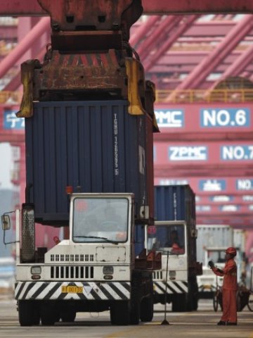 <p>
	<em>Разтоварване на контейнери на пристанището Нинбо, Китай. Снимка: Ройтерс</em></p>
