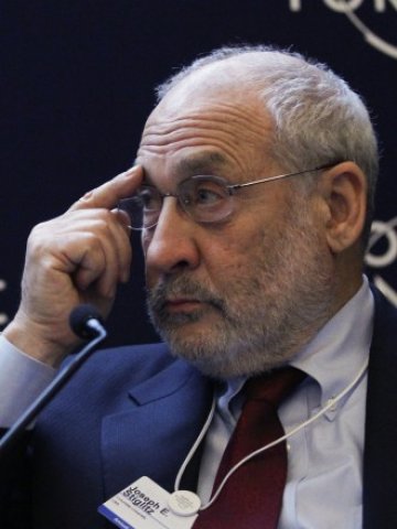 <p>
	Нобеловият лауреат за икономика Джоузеф Стиглиц посочва, че цената на неравенството е висока. <em>Снимка: Ройтерс.</em></p>
