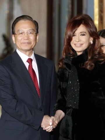 <p>
	Китайският премиер Уън Дзябао и президентът на Аржентина Кристина Фернандес де Кирхнер.<em> Снимка: Ройтерс</em></p>
