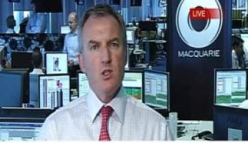 Банкер гледа голи снимки по време на интервю