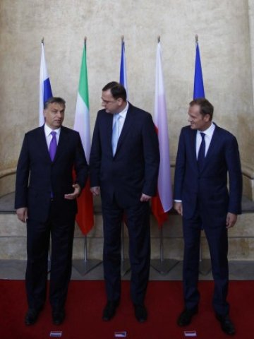 <p>
	Петер Нечас, Доналд Туск и Виктор Орбан на срещата им в Прага. Снимка: Ройтерс</p>
