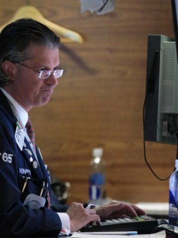 <p>
	Работен момент на Нюйоркската фондова борса. <em>Снимка: Ройтерс</em></p>
