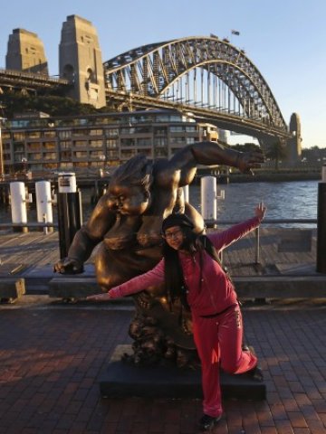 <p style="text-align: justify;">
	Китайска туристка позира в Сидни, столицата на Австралия. <em>Снимка: Ройтерс</em></p>
