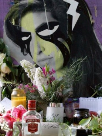 <p>
	Британската звезда почина в събота. Хиляди почитатели отдадоха почит пред дома й.<em> Снимка: Ройтерс</em></p>
