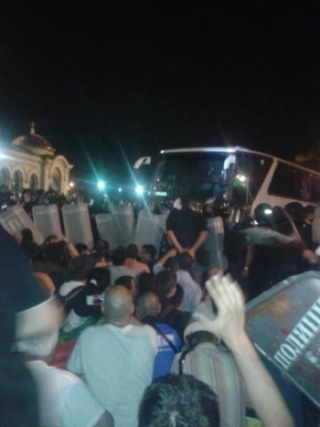 <p>
	Блокираният автобус, Снимка: Investor.bg</p>
