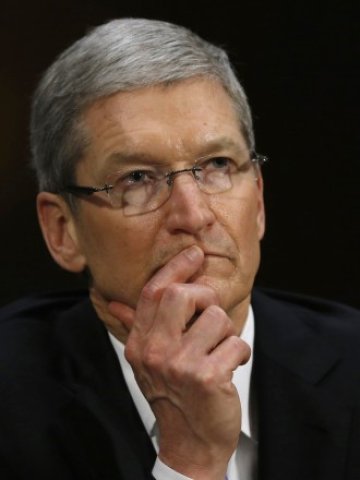 <p>
	Кук: &bdquo;Особено горд съм със силните продажби на iPhone и с ръста в iTunes Store&quot;.<em> Снимка: Ройтерс</em></p>
