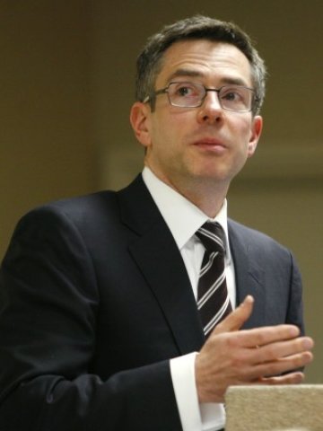 <p>
	<span style="color: rgb(102, 102, 102); font-family: Arial, non-serif; font-size: 13px; line-height: 20px;">Рандал Крознер.&nbsp;</span><em style="color: rgb(102, 102, 102); font-family: Arial, non-serif; font-size: 13px; line-height: 20px;">Снимка: Архив Ройтерс</em></p>
