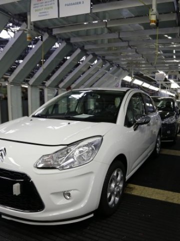 <p>
	Фабрика на PSA Peugeot Citroen SA. <em>Снимка: Ройтерс</em></p>
