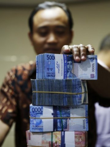 <p style="text-align: justify;">
	Централната банка на Индонезия предприема агресивни действия, за да спре пропадането на валутата. <em>Снимка: Ройтерс</em></p>
