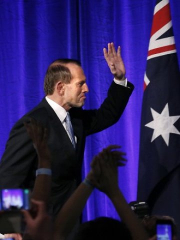 <p>
	Новият премиер Тони Абът възвърна доверието на бизнеса в икономиката на страната. <em>Снимка: Ройтерс</em></p>
