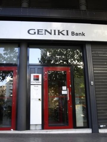 <p>
	Сделката ще стопи печалбата за третото тримесечие на френската банка, но няма да се отрази на капитализацията й. <em>Снимка: Ройтерс</em></p>
