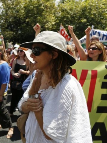 <p>
	<em>Протестиращи пред финансовото министерство в Атина, август 2012 г. Снимка: Ройтерс</em></p>
