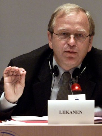 <p>
	Ерки Ликанен апелира за по-умерени изказвания по отношение на еврото. <em>Снимка: Архив Ройтерс.</em></p>
