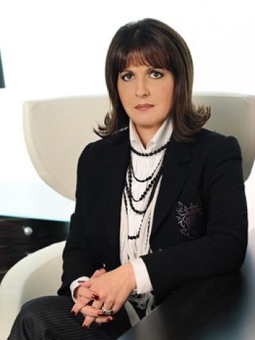 <p>Вече близо две десетилетия модата на Жени Живкова привлича интереса на светските личности у нас. Снимка: Жени стил</p>