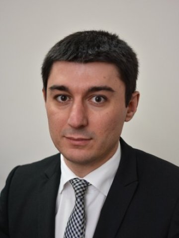 <p style="text-align: justify;">
	Валентин Иванов, ръководител Международни финансови пазари в ИП "БенчМарк Финанс" АД<em>. Снимка: личен архив</em></p>

