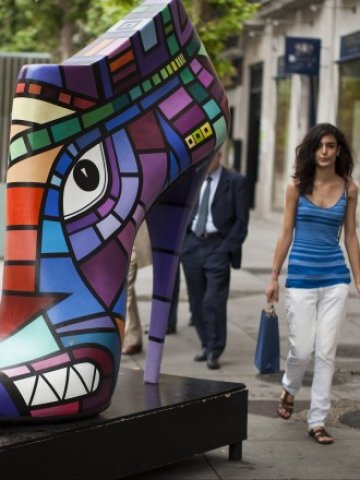 <p>
	Търговска улица с бутикови магазини в Мадрид. <em>Снимка: Ройтерс</em></p>
