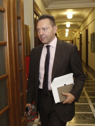 <p>
	Янис Стурнарас.<em> Снимка: Ройтерс</em></p>
