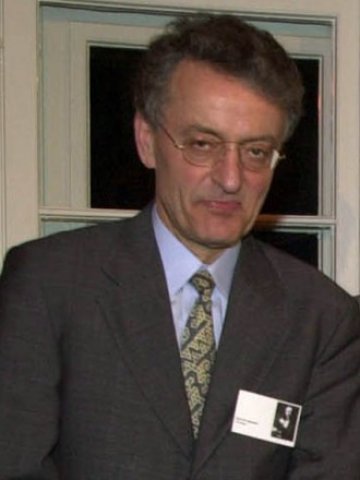 <p>
	Проф. Манфред Нойман. <em>Снимка: Архив Ройтерс</em></p>
