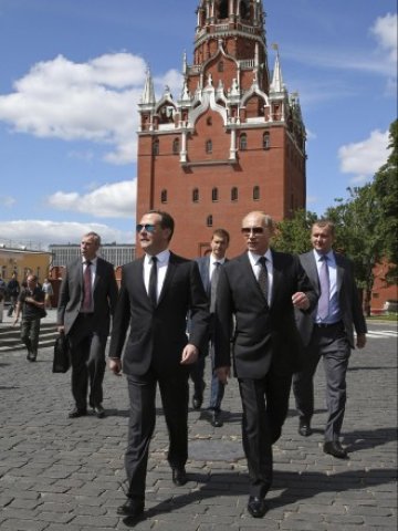 <p>
	Руският президент Владимир Путин (вдясно) и премиерът Дмитрий Медведев. <em>Снимка: Ройтерс</em></p>
