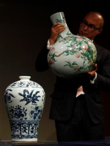 <p>
	Вазите от китайски порцелан са сред най-наддаваните на аукционите вещи. <em>Снимка: Ройтерс</em></p>
