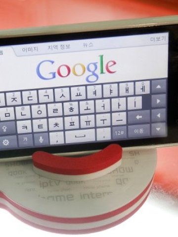 <p>
	Корейски фирми обвиняват Google, че задължава собствениците на смартфони с Android да ползват търсачката. <em>Снимка: Ройтерс</em></p>
