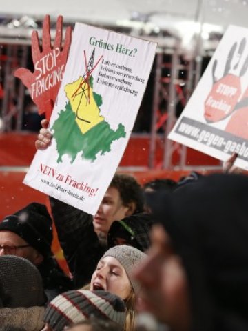 <p>
	В Германия редовно се провеждат протести срещу спорната технология. <em>Снимка: Ройтерс</em></p>
