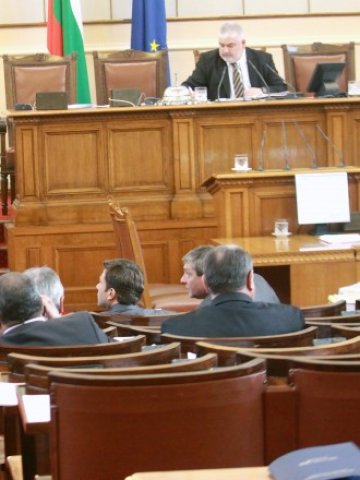 <p>
	Пленарната зала, в която депутатите заседават в момента Снимка: БТА</p>
