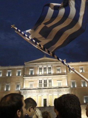 <p>
	Близо 100 хиляди гърци се събраха снощи на централния площадв столицата Атина &quot;Синтагма&quot;. Снимка: Ройтерс</p>
