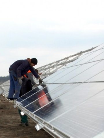 <p>
	Производителите на "зелен" ток ще плащат постоянни цени за достъп до енергийните мрежи. <em>Снимка: БТА</em></p>
