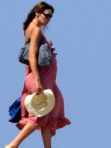 <p>
	Карла Бруни-Саркози е&nbsp;най-добре облечената жена в света според&nbsp;Vanity Fair<em>. Снимка: Ройтерс</em></p>
