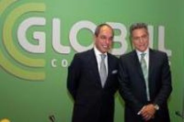 Евангелос Мартигопулос  и Танасис Кацирубас пред новото лого. Снимка: Globul