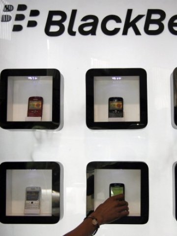 <p>
	Потребителите на&nbsp;Blackberry получават компенсация от RIM. <em>Снимка: Ройтерс</em></p>
