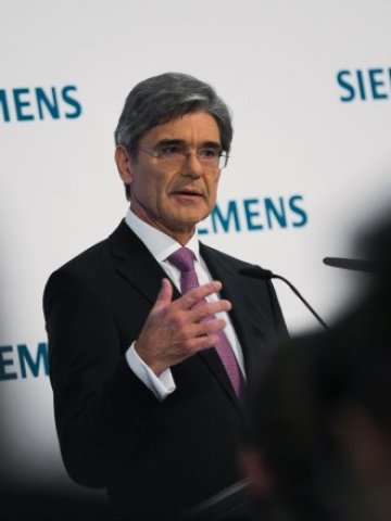 <p>
	Джо Кезер при представянето на резултатите. <em>Снимка: Ройтерс</em></p>
