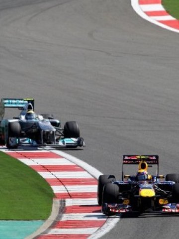 <p>
	Нико Розберг <em>(вляво)</em> и Фернандо Алонсо може да карат болидите си скоро и в Русия. <em>Снимка: Ройтерс</em></p>
