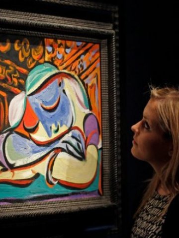 <p>
	Най-голям интерес вчера имаше към платната на Пикасо. <em>Снимка: Ройтерс</em></p>
