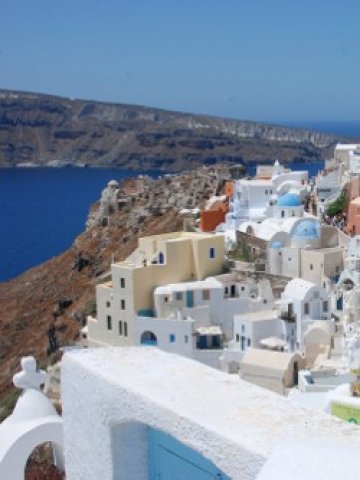 <p>
	<em>Изглед от с. Иа, Санторини. Снимка: BluEyedA73. Лиценз: <strong><a href="http://labs.creativecommons.org/demos/search" target="_blank">Creative Commons</a></strong></em></p>
