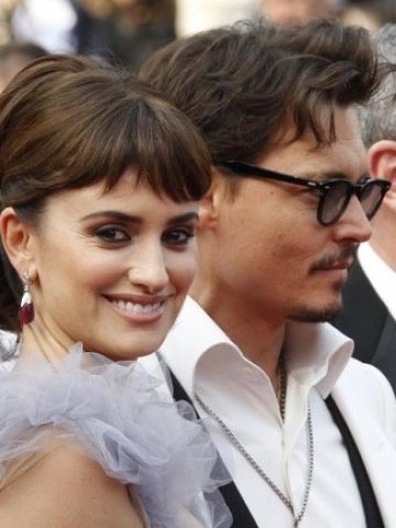 <p>
	Актьорите в &bdquo;Карибски пирати 4&ldquo; Пенелопе Круз и Джони Деп при представянето на филма на фестивала в Кан.&nbsp;<em>Снимка: Ройтерс</em></p>
