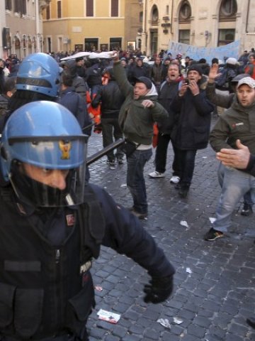 <p>
	<em>Протест пред италианския парламент. Снимка: Ройтерс</em></p>
