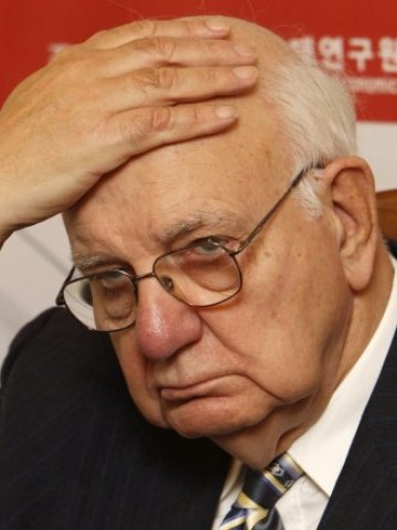 <p>
	<em>Авторът на правилото за забрана на търговията за собствена сметка на банките в САЩ Пол Волкър. </em><em>Снимка: Ройтерс</em></p>
