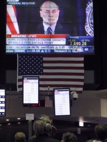 <p>
	Участниците на борсата очакват с нетърпение изказването на Бернанке. <em>Снимка: Ройтерс</em></p>
