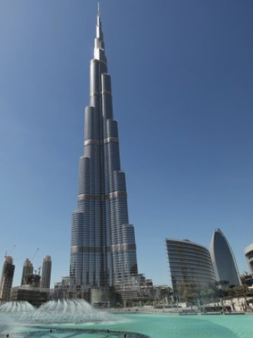 <p>
	Burj Khalifa в Дубай е най-високата в момента сграда в света. <em>Снимка: Ройтерс</em></p>

