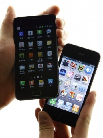 <p>
	Пазарните наблюдатели насочват вниманието към многото външни прилики в продуктите на двете компании.&nbsp;<em>Снимка: Ройтерс</em></p>
