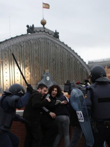 <p>
	Протест срещу бюджетните икономии в Мадрид, 25 април 2013 г. <em>Снимка: Ройтерс</em></p>
