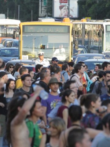 <p>
	Спонтанните протести в центъра на София принудиха кабинета да парви нови корекции в добилата известнот поправка &quot;Витоши ски&quot; &nbsp; &nbsp; Снимка: БТА</p>
