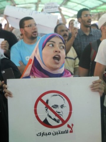 <p>
	<em>Протест в Кайро, 15 юни 2012 г. Снимка: Ройтерс</em></p>
