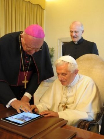 <p>
	Папата публикува първия си постинг в Twitter. <em>Снимка: Ройтерс</em></p>
