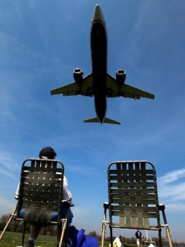 <p style="margin-bottom: 0cm;"><span>Исландският вулкан докара само на европейските авиокомпании загуби за над 735 млн. долара</span>.<i><span> Снимка: Ройтерс</span></i></p>