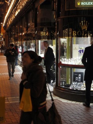 <p>
	Grafton Street, Дъблин. <em>Снимка: Ройтерс</em></p>
